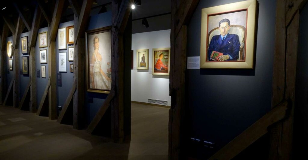 kolorowe zdjęcie muzeum cztery rodziny i sali z obrazami Czapskiego